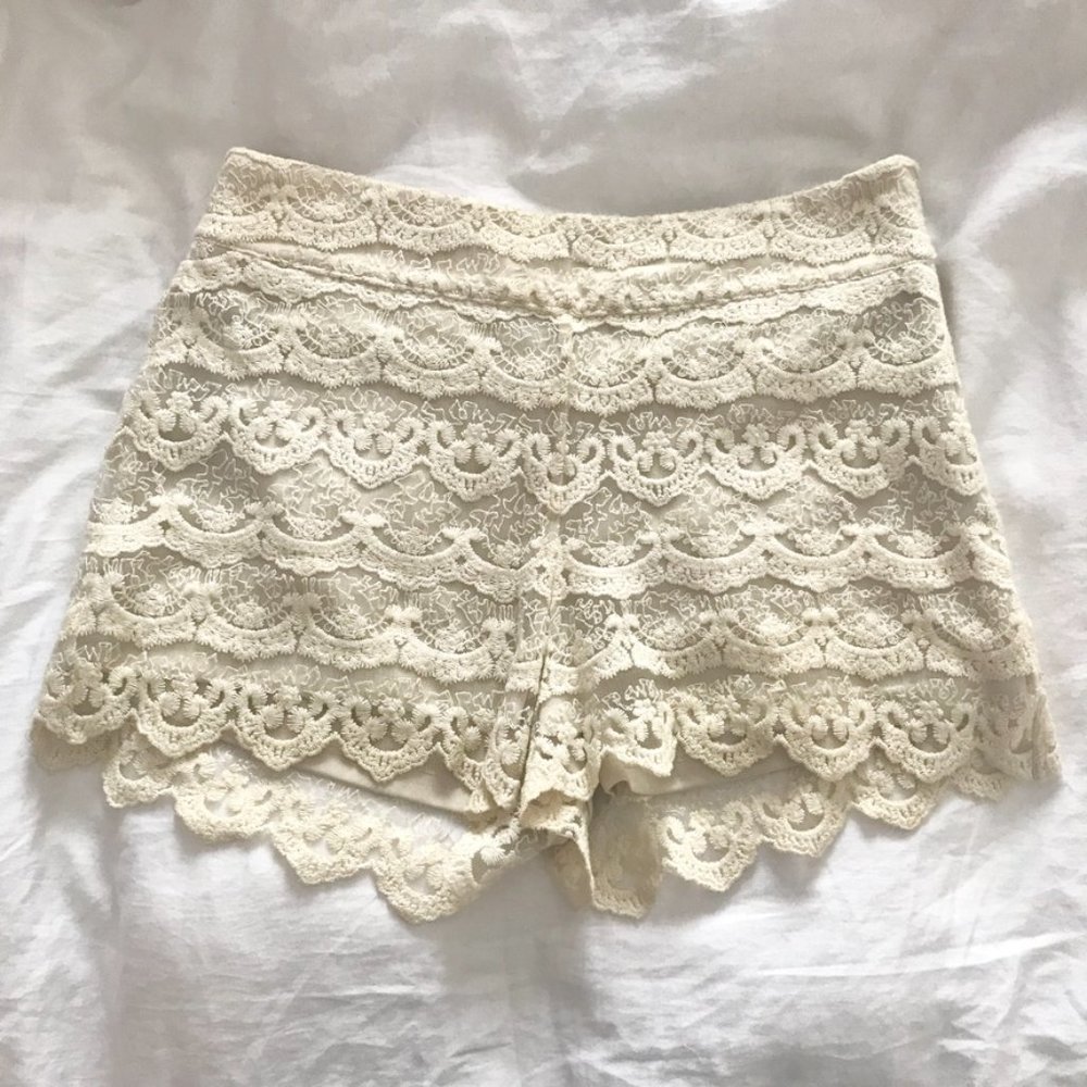 🌸3/$20 Forever 21 beige lace shorts with lining